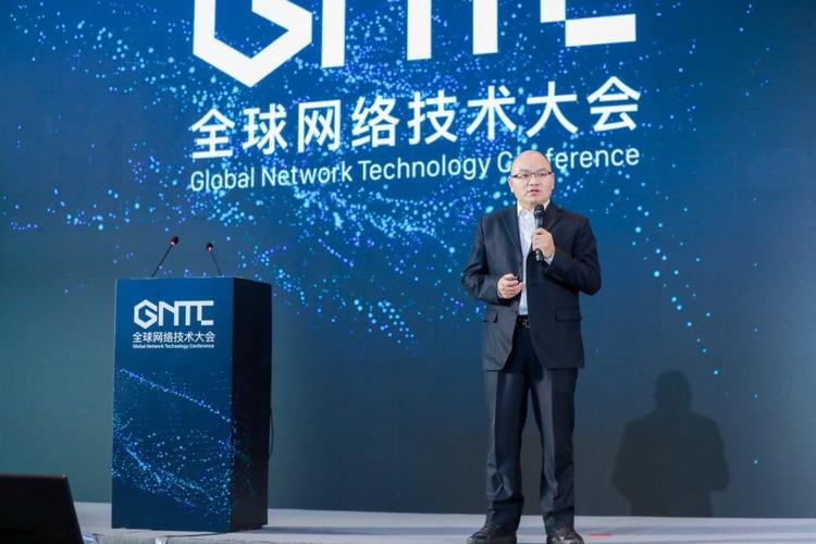 新华三集团网络产品线技术规划部总经理杨海军发布演讲